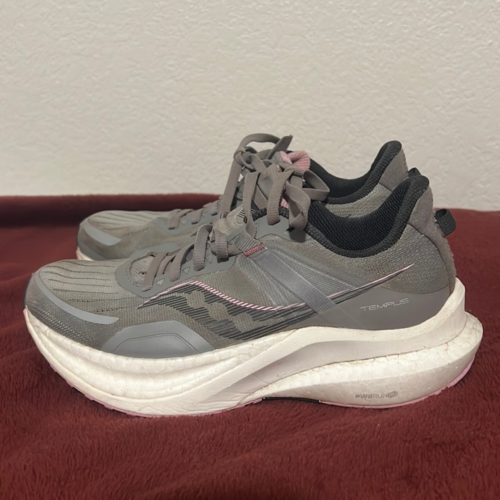 EUC Saucony Tempus Running Shoes